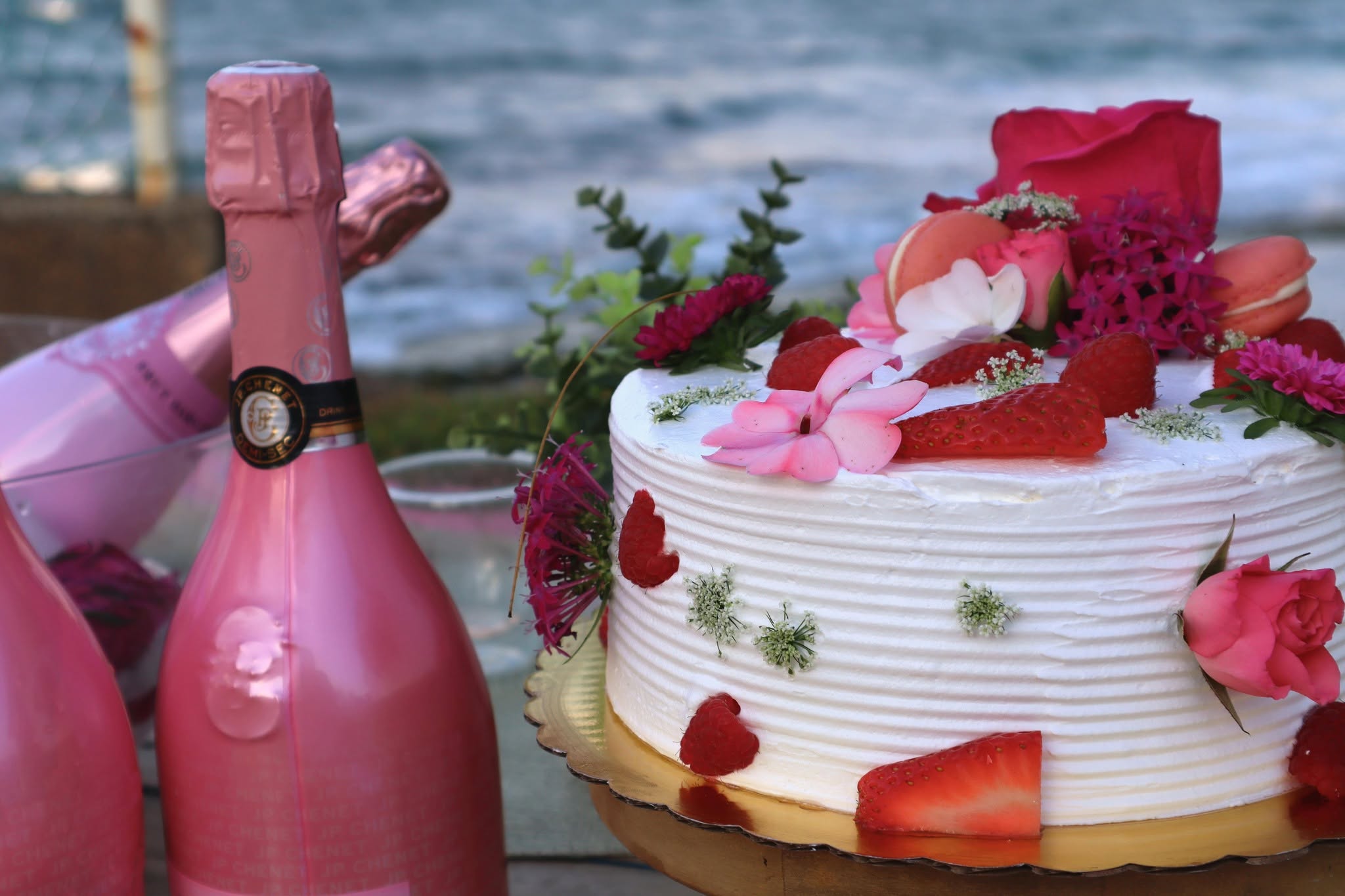 Bizcocho de bodas con flores frente al mar